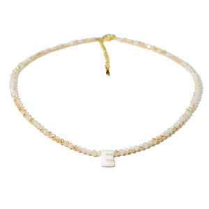 Mousserande initiala Choker Beads