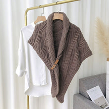 Ladda upp bild till gallerivisning, Knitted Triangle Shawl with Leather Buckle
